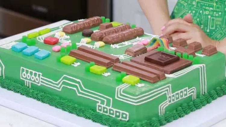 Membuat Kue Bentuk Motherboard Komputer