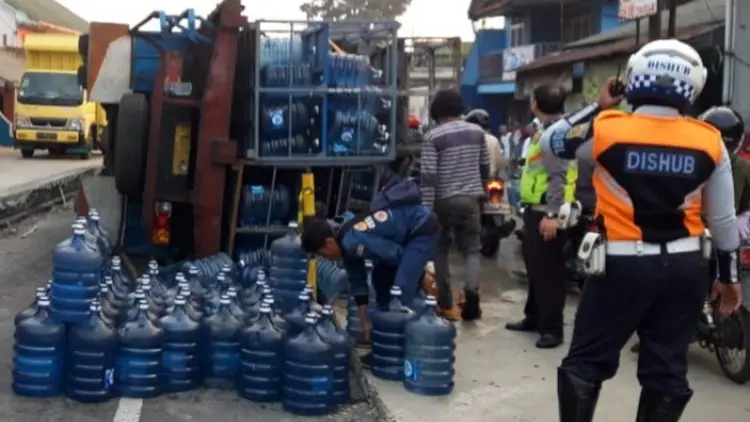 Sopir Ngantuk, Truk Aqua Terbalik