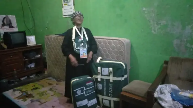 Masya Allah, Nenek Maryani Naik Haji dari Jual Rongsokan