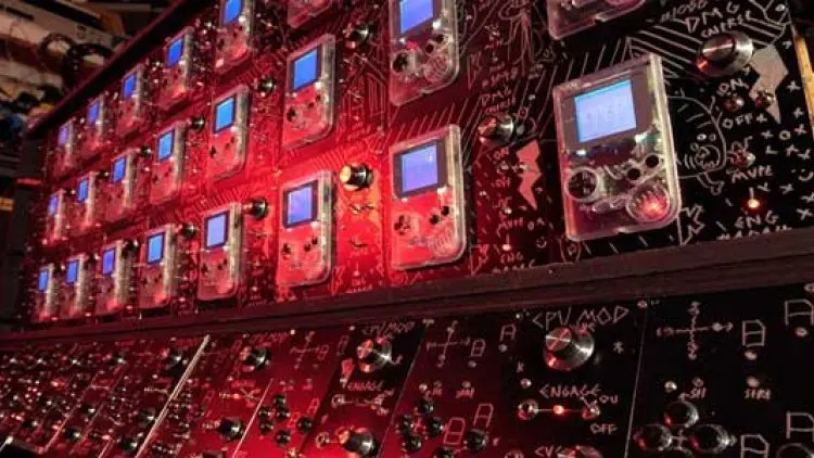 Instrumen Musik Ukuran Masif dari Game Boy