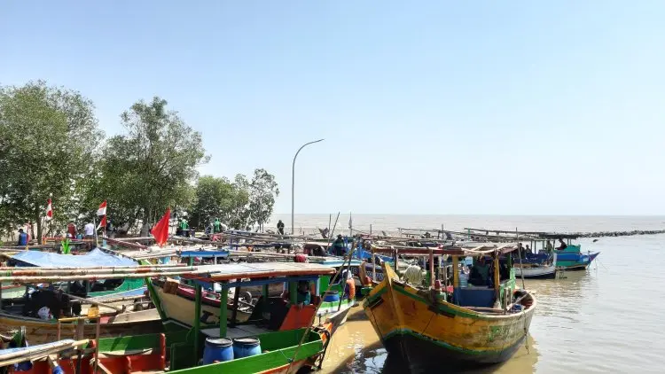 Sedimentasi Muara Sungai Ganggu Aktivitas Nelayan Karawang