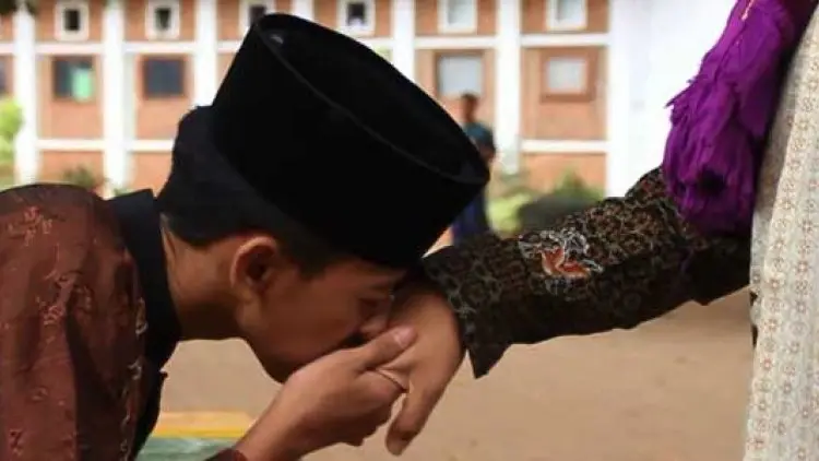 Apakah Wajib Mencium Tangan Orangtua dan Ulama?