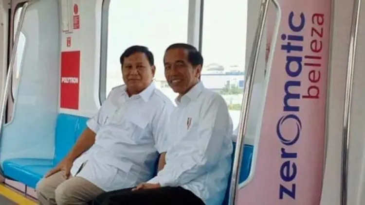 Prabowo & Jokowi Duduk Berdua di MRT ke Senayan