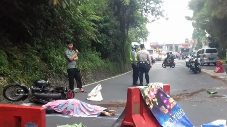 Motor Tersenggol Truk di Puncak, Pengendara Tewas
