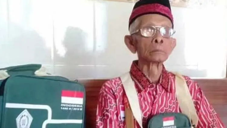 Kakek Uzur Ini Berjalan Kaki 3 Bulan untuk Berhaji