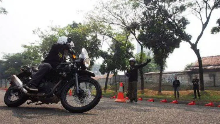 Royal Enfield Gelar Safety Riding untuk Pengguna