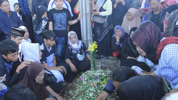 Ratusan Pelayat Antarkan Jenazah Almarhum Asep Darso ke Peristirahatan Terakhir