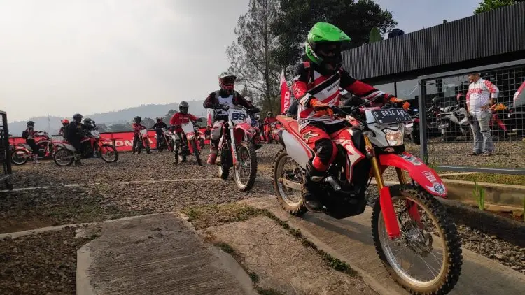 Pecinta Honda CRF150L Rasakan Sensasi Berkendara di Bandung