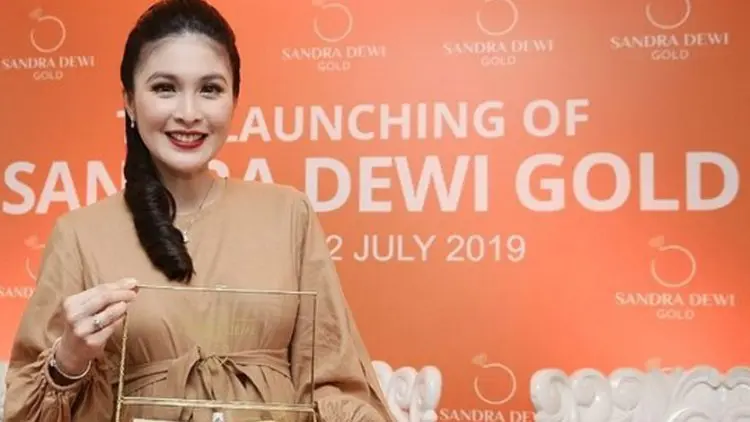 Empat Model Perhiasan ala Sandra Dewi