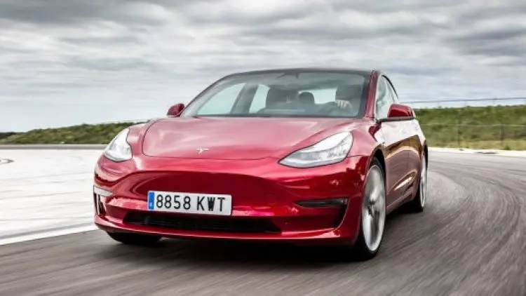 Tesla Turunkan Harga Model 3