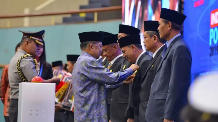 Wakil Presiden Beri Tanda Kehormatan kepada Wali Kota Cimahi