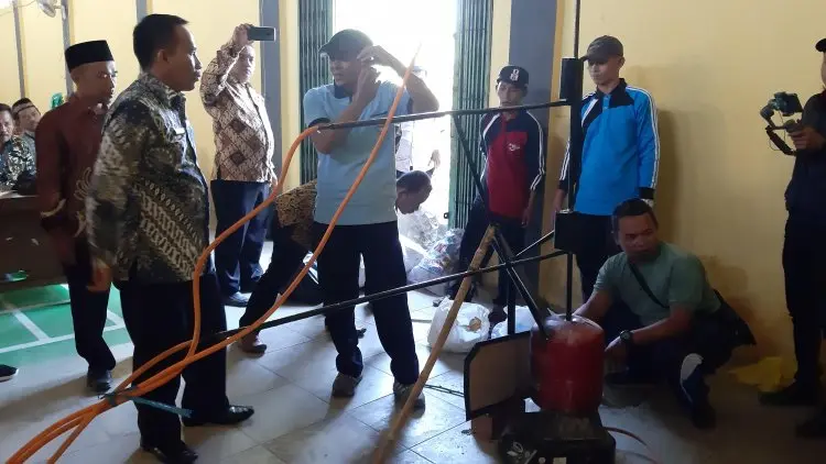 Guru SD di Purwakarta Ciptakan Bahan Bakar dari Limbah Plastik