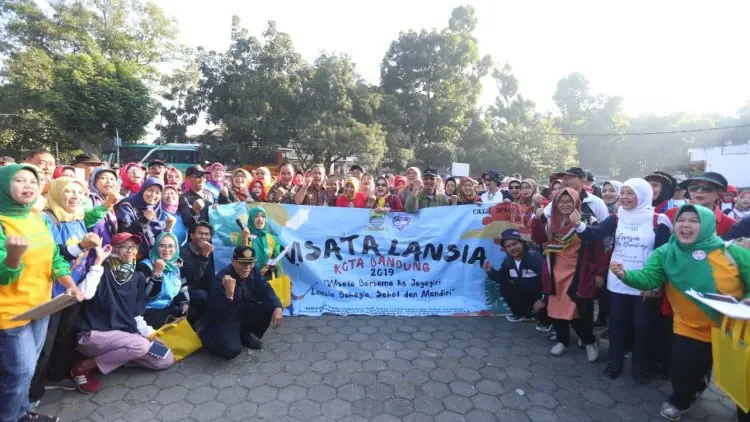 Ketika 300 Lansia Berwisata Bareng Pemkot Bandung