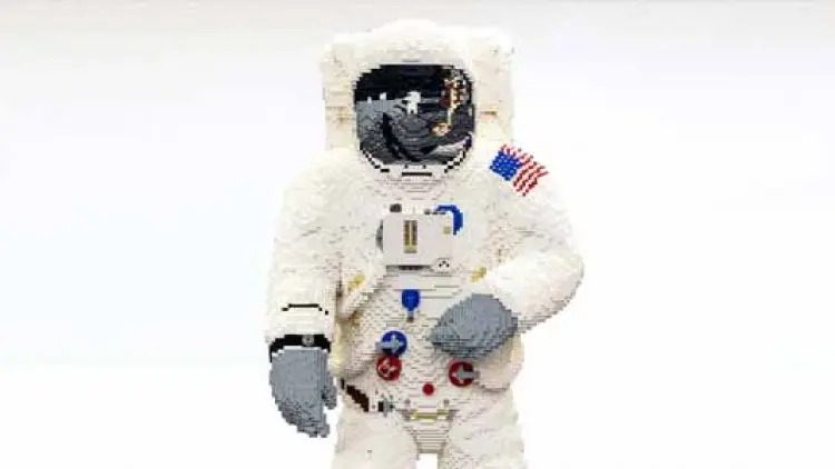 Replika Astronot Ukuran Asli dari LEGO