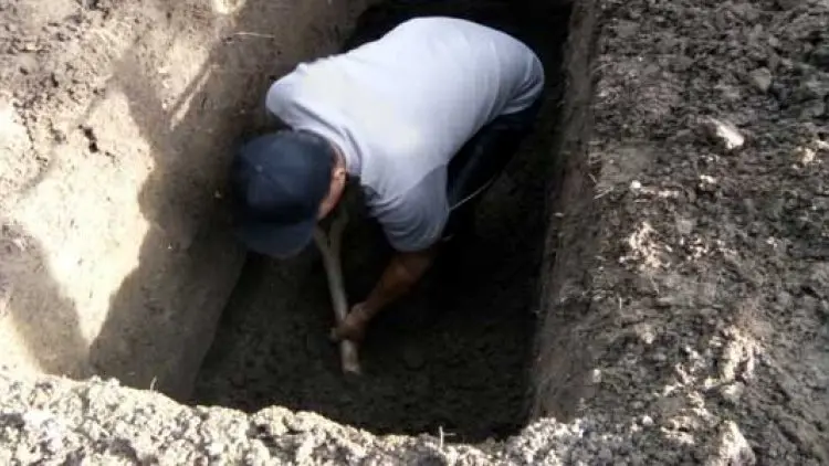 Menggali Kubur Sendiri untuk Mengingat Kematian