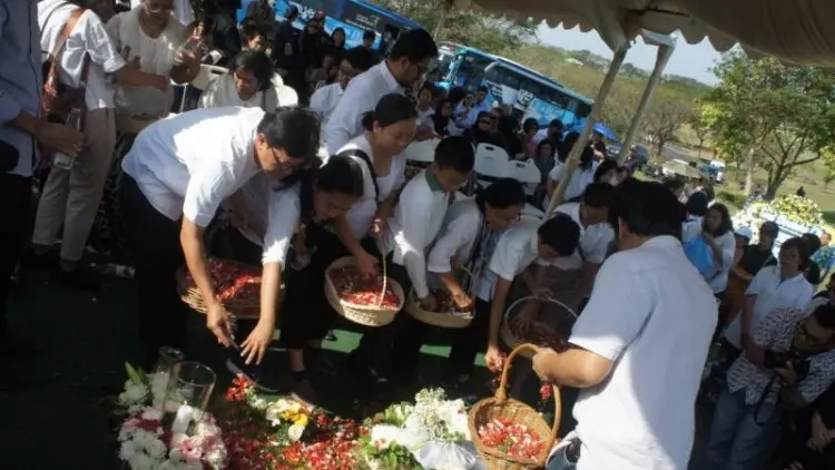 Keluarga Arswendo Tak Kuasa Tahan Haru Saat Pemakaman