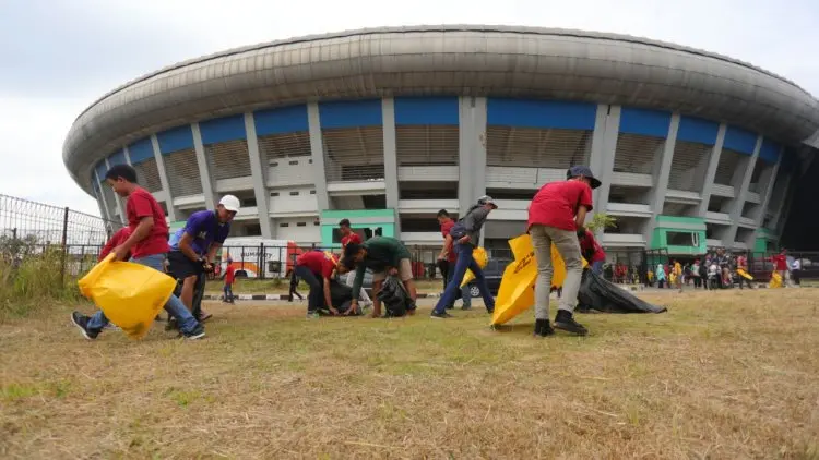Karena Peduli, Warga Ikut Bebersih Stadion GBLA 