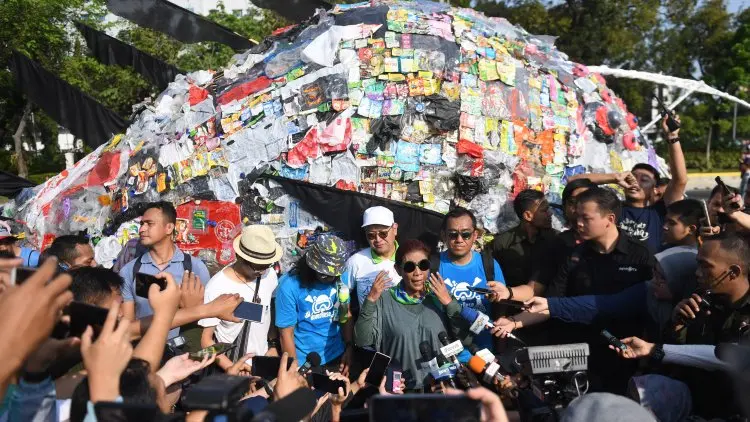 Menteri Susi: Buang Plastik ke Laut "Tenggelamkan"