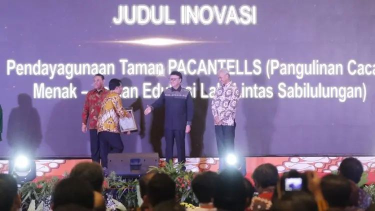Bupati Bandung Terima Penghargaan Top 99 KIPP