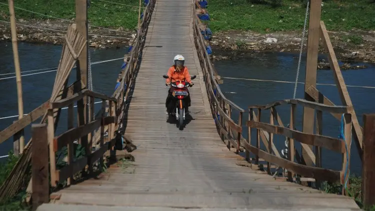 (Foto) Menengok Jembatan Apung Penghubung 2 Desa di Baleendah