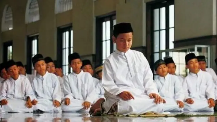 Usai Salat, Makmum Dilarang Mengubah Posisi