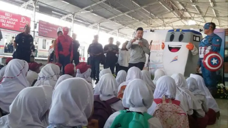 Para “Superhero” Edukasi Anak di Stasiun KAI
