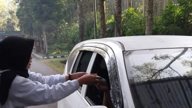 Pedagang Masker di Kawah Putih Kecewa Dilarang Berjualan