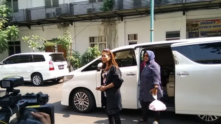 Sejumlah Artis Kunjungi Nunung di Rutan Polda Metro