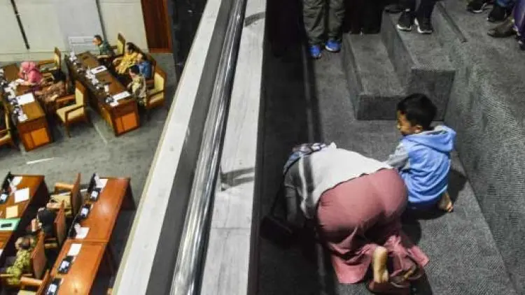 Baiq Nuril Sujud Syukur, Amnestinya Disahkan DPR
