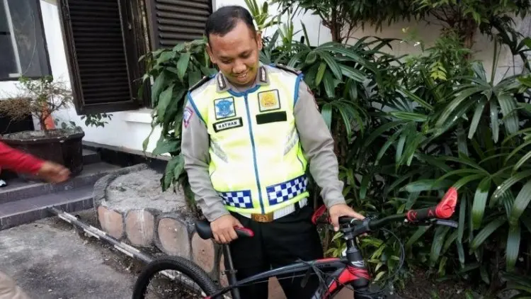 Hadiah untuk Polisi yang Viral Ditabrak Mobil di Bandung
