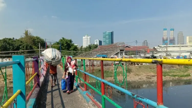 Hiiiih...Air Sungai Ciliwung Makin Hitam dan Pekat