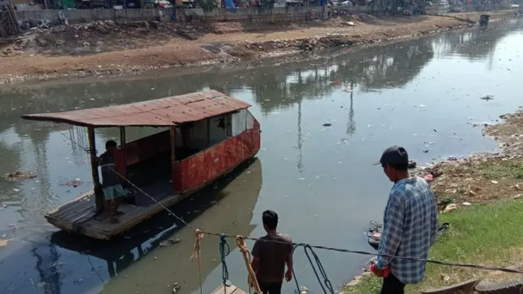 Warga Keluhkan Dampak Kekeringan di Sungai Ciliwung