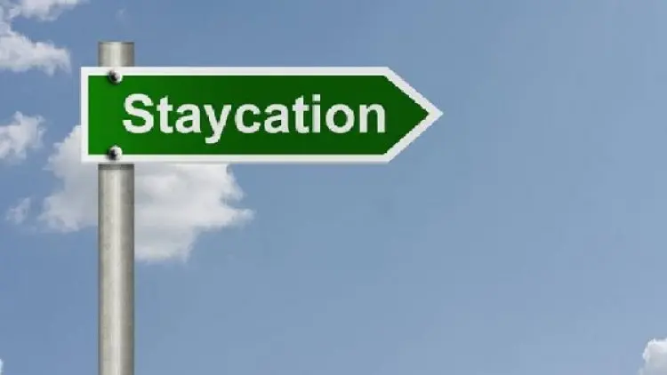 Mengenal Fenomena 'Staycation' dan Manfaatnya