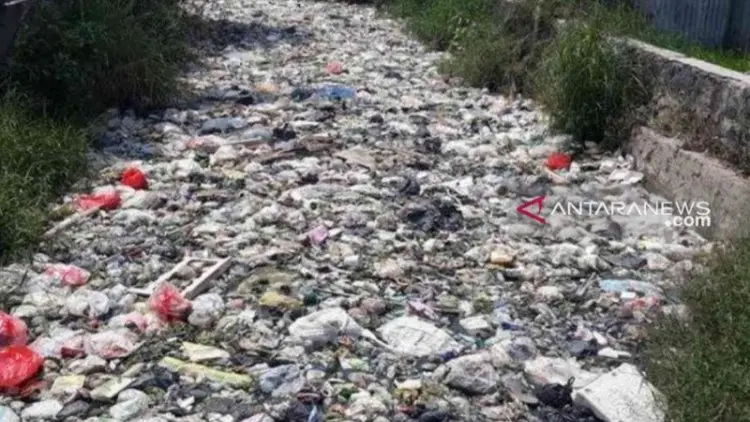 Hiii...Sampah di Kali Bahagia Bekasi Menumpuk 1 KM