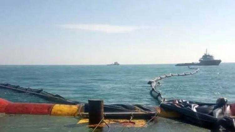 Pertamina Kerahkan Ini Atasi Minyak Tumpah di Laut