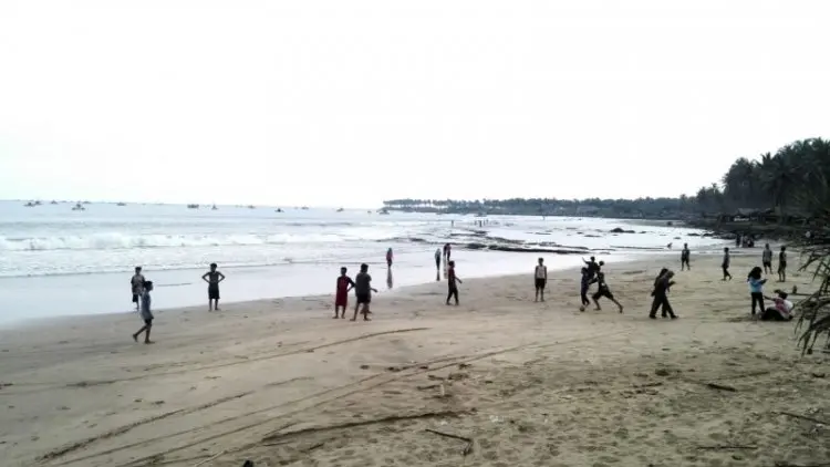 Aktivitas Warga Pantai Wanasalam Kembali Normal