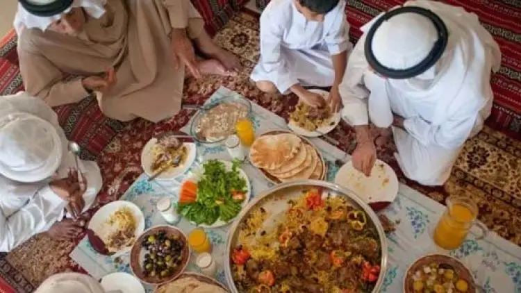 Sunah, Makan Sambil Ngomong