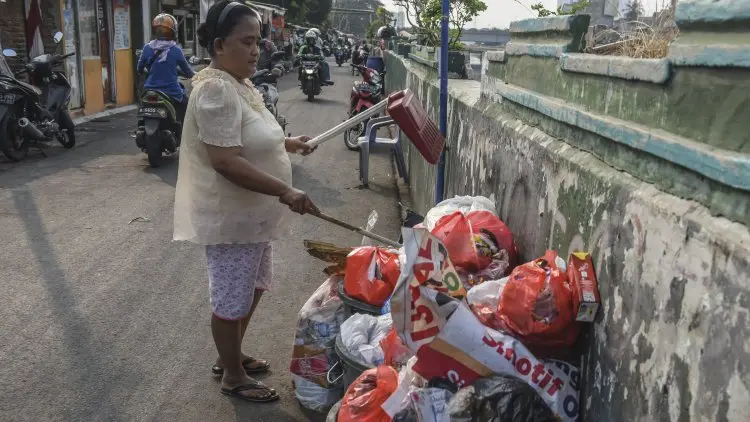 Jangan Buah Sampah Sembarangan di Karawang, Ini Sanksinya