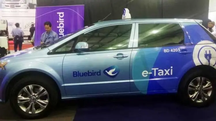 Melihat Seperti Apa Mobil Taksi Listrik Bluebird