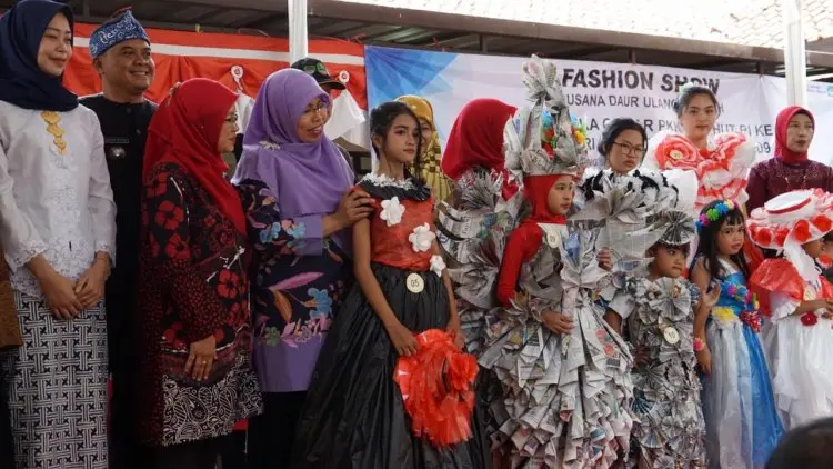 Mojang Sadang Serang Tak Malu Pakai Busana Daur Ulang Sampah