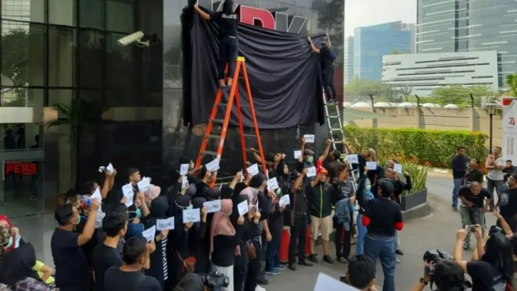 Pegawai Lakukan Aksi Simbolik Menutup Logo KPK