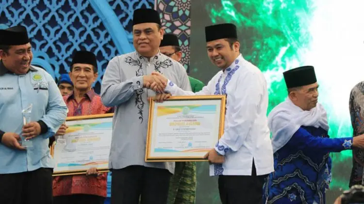 Tokoh Nasional Peraih BKPRMI Award di Festival Al Azhom