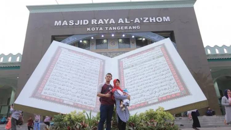 Festival Al Azhom Tampilkan Al Quran Raksasa