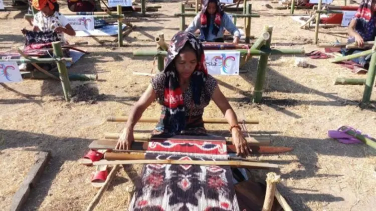 Lusiana Lomono Mengulik Tenun Sumba Barat Daya