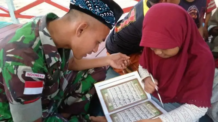 Salut, Prajurit Pamtas RI-Malaysia Jadi Guru Ngaji