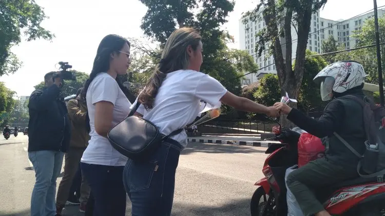 Dukung RUU KPK, Lima Mojang Bagi 100 Bunga Mawar