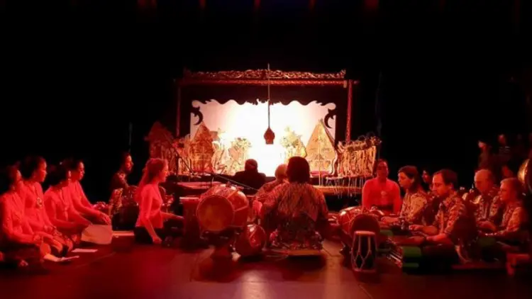 Remaja Prancis Belajar Buat Wayang Kulit