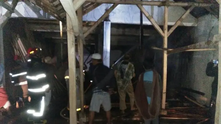 Lupa Masak Air, Gudang Material di Wanaseda Hangus Terbakar