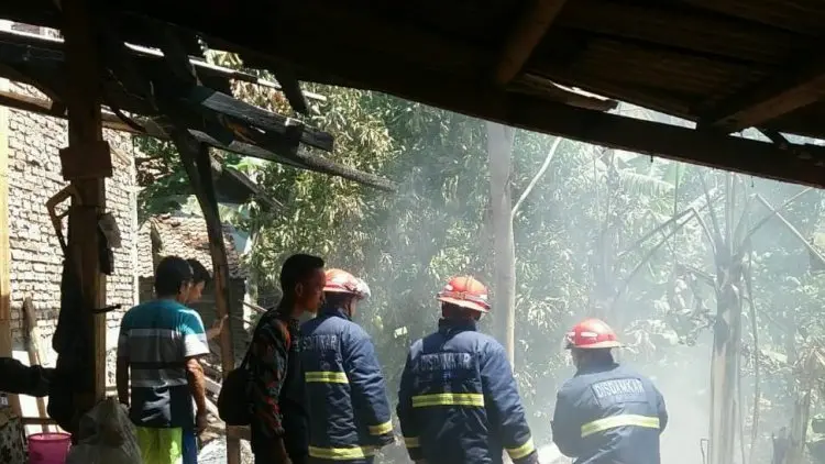 Sisa Pembakaran Sampah Nyaris Hanguskan Gudang Kayu