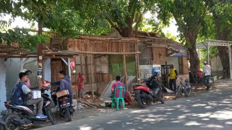 Satpol PP Indramayu Bongkar 2-5 Kios di Bantaran Sungai Cimanuk